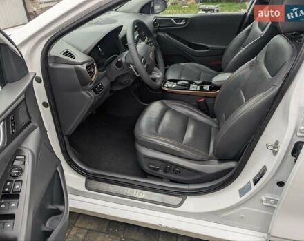 Белый Хендай Ioniq, объемом двигателя 0 л и пробегом 138 тыс. км за 12800 $, фото 11 на Automoto.ua