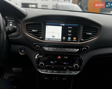 Белый Хендай Ioniq, объемом двигателя 0 л и пробегом 118 тыс. км за 10750 $, фото 15 на Automoto.ua