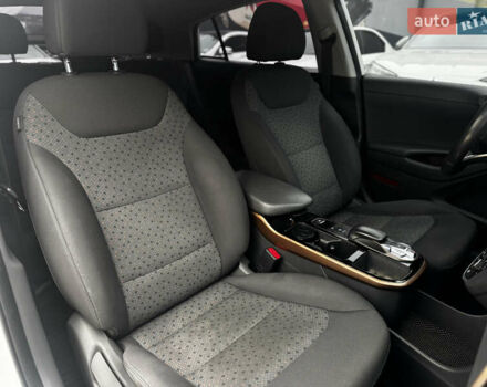 Белый Хендай Ioniq, объемом двигателя 0 л и пробегом 118 тыс. км за 10750 $, фото 7 на Automoto.ua