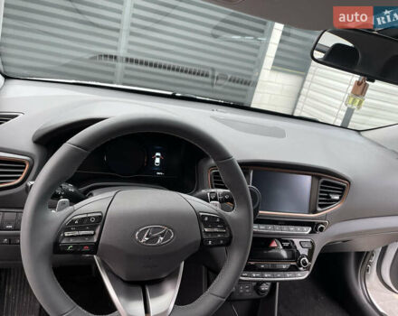 Белый Хендай Ioniq, объемом двигателя 0 л и пробегом 105 тыс. км за 14000 $, фото 21 на Automoto.ua