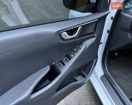 Білий Хендай Ioniq, об'ємом двигуна 1.58 л та пробігом 144 тис. км за 14500 $, фото 15 на Automoto.ua