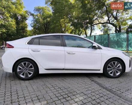 Хендай Ioniq 2017 в Одессе на Automoto.ua Белый Хендай Ioniq, объемом двигателя 1.6 л и пробегом 92 тыс. км за 12888 $, фото 12 на Automoto.ua