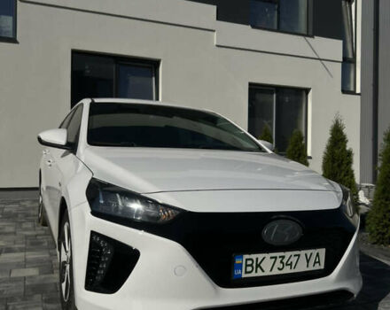 Белый Хендай Ioniq, объемом двигателя 0 л и пробегом 150 тыс. км за 11900 $, фото 1 на Automoto.ua