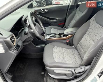 Білий Хендай Ioniq, об'ємом двигуна 0 л та пробігом 96 тис. км за 12599 $, фото 8 на Automoto.ua