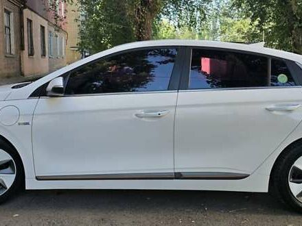 Хендай Ioniq 2017 в Кривом Роге на Automoto.ua Белый Хендай Ioniq, объемом двигателя 0 л и пробегом 69 тыс. км за 15900 $, фото 4 на Automoto.ua