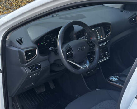 Белый Хендай Ioniq, объемом двигателя 0 л и пробегом 91 тыс. км за 12300 $, фото 7 на Automoto.ua