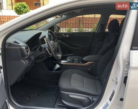 Белый Хендай Ioniq, объемом двигателя 0 л и пробегом 94 тыс. км за 18999 $, фото 17 на Automoto.ua