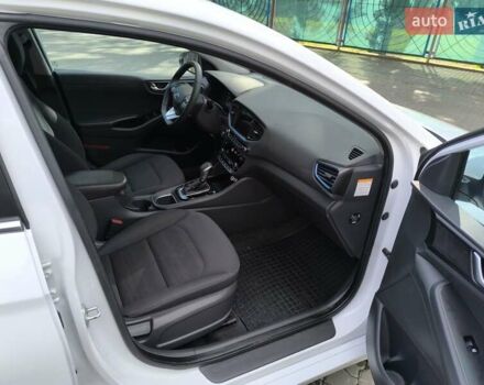 Хендай Ioniq 2017 в Одессе на Automoto.ua Белый Хендай Ioniq, объемом двигателя 1.6 л и пробегом 92 тыс. км за 12888 $, фото 19 на Automoto.ua