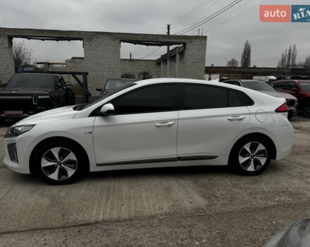 Белый Хендай Ioniq, объемом двигателя 0 л и пробегом 118 тыс. км за 10750 $, фото 4 на Automoto.ua