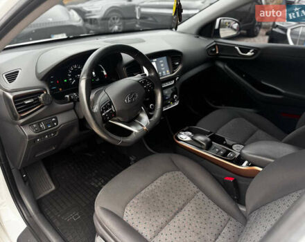 Белый Хендай Ioniq, объемом двигателя 0 л и пробегом 119 тыс. км за 10500 $, фото 6 на Automoto.ua