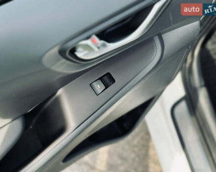 Белый Хендай Ioniq, объемом двигателя 0 л и пробегом 186 тыс. км за 12500 $, фото 17 на Automoto.ua