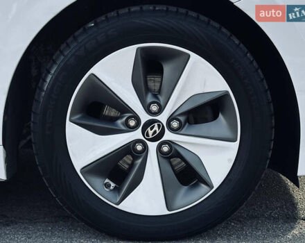 Белый Хендай Ioniq, объемом двигателя 0 л и пробегом 186 тыс. км за 12500 $, фото 9 на Automoto.ua