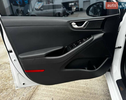 Белый Хендай Ioniq, объемом двигателя 0 л и пробегом 119 тыс. км за 10500 $, фото 8 на Automoto.ua