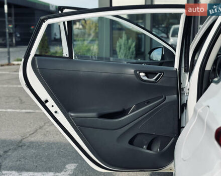 Белый Хендай Ioniq, объемом двигателя 0 л и пробегом 186 тыс. км за 12500 $, фото 16 на Automoto.ua