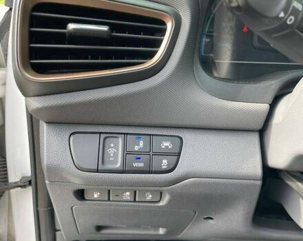 Белый Хендай Ioniq, объемом двигателя 0 л и пробегом 102 тыс. км за 13000 $, фото 18 на Automoto.ua