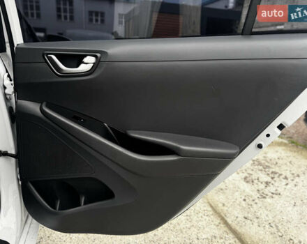 Белый Хендай Ioniq, объемом двигателя 0 л и пробегом 118 тыс. км за 10750 $, фото 9 на Automoto.ua