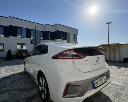 Белый Хендай Ioniq, объемом двигателя 0 л и пробегом 150 тыс. км за 11900 $, фото 10 на Automoto.ua