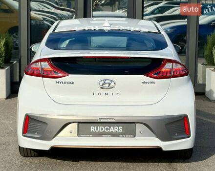 Белый Хендай Ioniq, объемом двигателя 0 л и пробегом 186 тыс. км за 12500 $, фото 4 на Automoto.ua