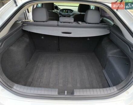 Хендай Ioniq 2017 в Одессе на Automoto.ua Белый Хендай Ioniq, объемом двигателя 1.6 л и пробегом 92 тыс. км за 12888 $, фото 26 на Automoto.ua