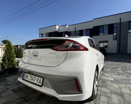 Белый Хендай Ioniq, объемом двигателя 0 л и пробегом 150 тыс. км за 11900 $, фото 2 на Automoto.ua