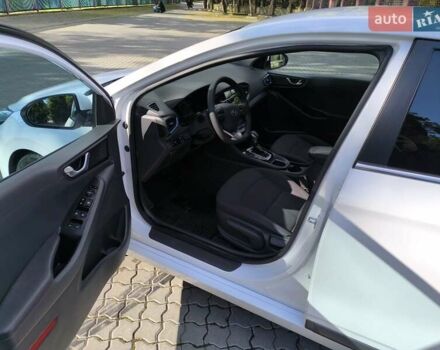 Хендай Ioniq 2017 в Одессе на Automoto.ua Белый Хендай Ioniq, объемом двигателя 1.6 л и пробегом 92 тыс. км за 12888 $, фото 25 на Automoto.ua