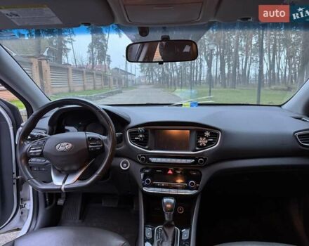 Білий Хендай Ioniq, об'ємом двигуна 1.58 л та пробігом 144 тис. км за 14500 $, фото 16 на Automoto.ua