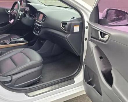 Хендай Ioniq 2017 в Кривом Роге на Automoto.ua Белый Хендай Ioniq, объемом двигателя 0 л и пробегом 69 тыс. км за 15900 $, фото 15 на Automoto.ua