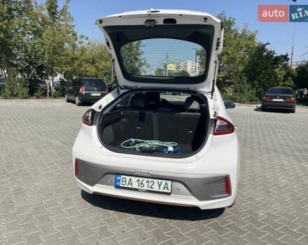 Белый Хендай Ioniq, объемом двигателя 0 л и пробегом 115 тыс. км за 12000 $, фото 7 на Automoto.ua