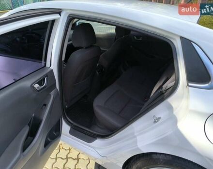 Хендай Ioniq 2017 в Одессе на Automoto.ua Белый Хендай Ioniq, объемом двигателя 1.6 л и пробегом 92 тыс. км за 12888 $, фото 22 на Automoto.ua