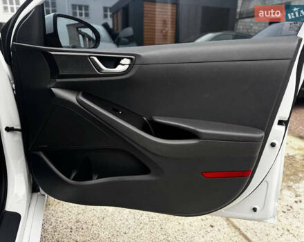 Белый Хендай Ioniq, объемом двигателя 0 л и пробегом 119 тыс. км за 10500 $, фото 12 на Automoto.ua