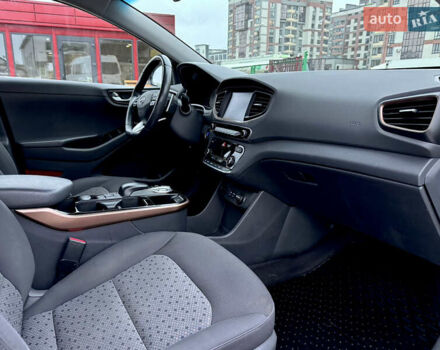 Білий Хендай Ioniq, об'ємом двигуна 0 л та пробігом 102 тис. км за 12200 $, фото 9 на Automoto.ua