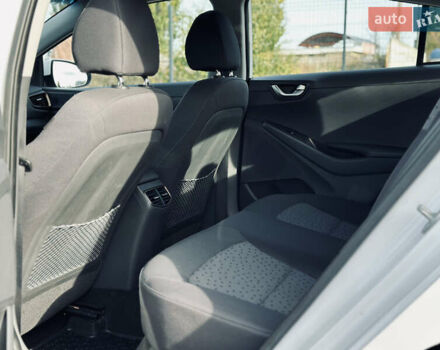 Белый Хендай Ioniq, объемом двигателя 0 л и пробегом 186 тыс. км за 12500 $, фото 33 на Automoto.ua
