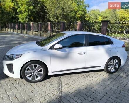 Хендай Ioniq 2017 в Одессе на Automoto.ua Белый Хендай Ioniq, объемом двигателя 1.6 л и пробегом 92 тыс. км за 12888 $, фото 1 на Automoto.ua