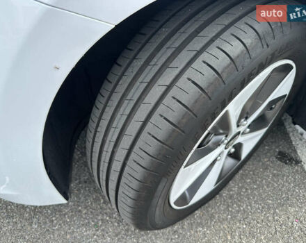 Белый Хендай Ioniq, объемом двигателя 0 л и пробегом 165 тыс. км за 12000 $, фото 13 на Automoto.ua