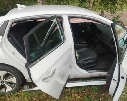 Белый Хендай Ioniq, объемом двигателя 0 л и пробегом 120 тыс. км за 9000 $, фото 1 на Automoto.ua