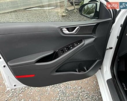 Білий Хендай Ioniq, об'ємом двигуна 0 л та пробігом 96 тис. км за 12599 $, фото 9 на Automoto.ua