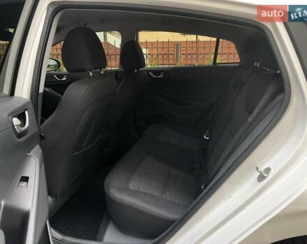 Белый Хендай Ioniq, объемом двигателя 0 л и пробегом 94 тыс. км за 18999 $, фото 16 на Automoto.ua