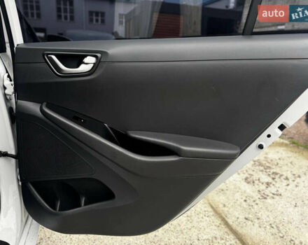 Белый Хендай Ioniq, объемом двигателя 0 л и пробегом 119 тыс. км за 10500 $, фото 14 на Automoto.ua