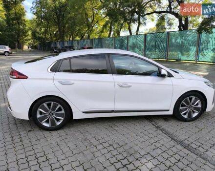 Хендай Ioniq 2017 в Одессе на Automoto.ua Белый Хендай Ioniq, объемом двигателя 1.6 л и пробегом 92 тыс. км за 12888 $, фото 7 на Automoto.ua