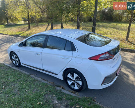 Білий Хендай Ioniq, об'ємом двигуна 0 л та пробігом 118 тис. км за 12999 $, фото 4 на Automoto.ua