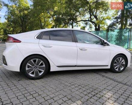 Хендай Ioniq 2017 в Одессе на Automoto.ua Белый Хендай Ioniq, объемом двигателя 1.6 л и пробегом 92 тыс. км за 12888 $, фото 8 на Automoto.ua
