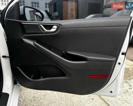 Белый Хендай Ioniq, объемом двигателя 0 л и пробегом 118 тыс. км за 10750 $, фото 10 на Automoto.ua