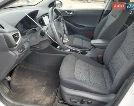 Белый Хендай Ioniq, объемом двигателя 1.58 л и пробегом 150 тыс. км за 3000 $, фото 6 на Automoto.ua