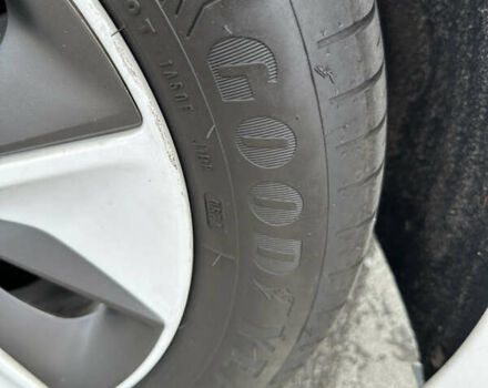 Белый Хендай Ioniq, объемом двигателя 0 л и пробегом 165 тыс. км за 12000 $, фото 19 на Automoto.ua