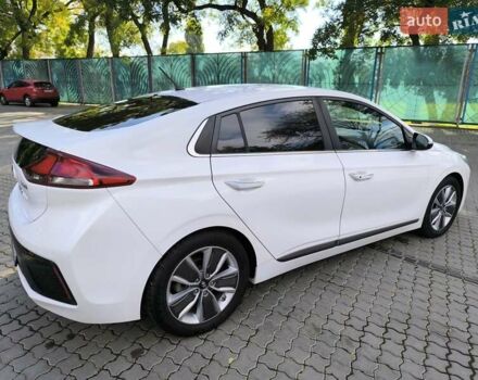 Хендай Ioniq 2017 в Одессе на Automoto.ua Белый Хендай Ioniq, объемом двигателя 1.6 л и пробегом 92 тыс. км за 12888 $, фото 5 на Automoto.ua