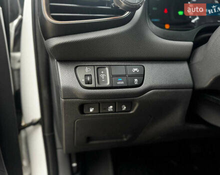 Белый Хендай Ioniq, объемом двигателя 0 л и пробегом 119 тыс. км за 10500 $, фото 7 на Automoto.ua