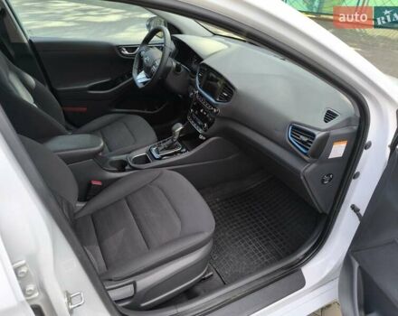 Хендай Ioniq 2017 в Одессе на Automoto.ua Белый Хендай Ioniq, объемом двигателя 1.6 л и пробегом 92 тыс. км за 12888 $, фото 24 на Automoto.ua