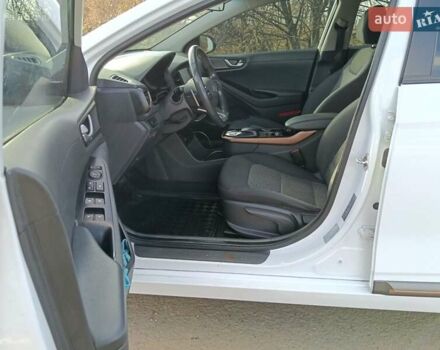 Белый Хендай Ioniq, объемом двигателя 0 л и пробегом 119 тыс. км за 12700 $, фото 6 на Automoto.ua