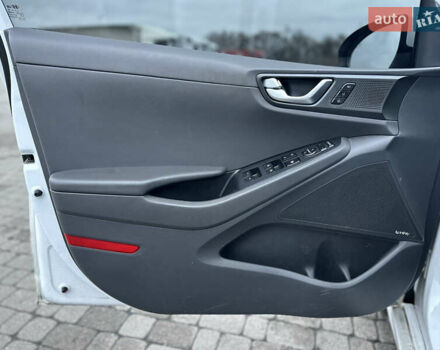 Белый Хендай Ioniq, объемом двигателя 0 л и пробегом 155 тыс. км за 11450 $, фото 7 на Automoto.ua