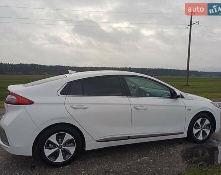 Белый Хендай Ioniq, объемом двигателя 0 л и пробегом 118 тыс. км за 11850 $, фото 7 на Automoto.ua